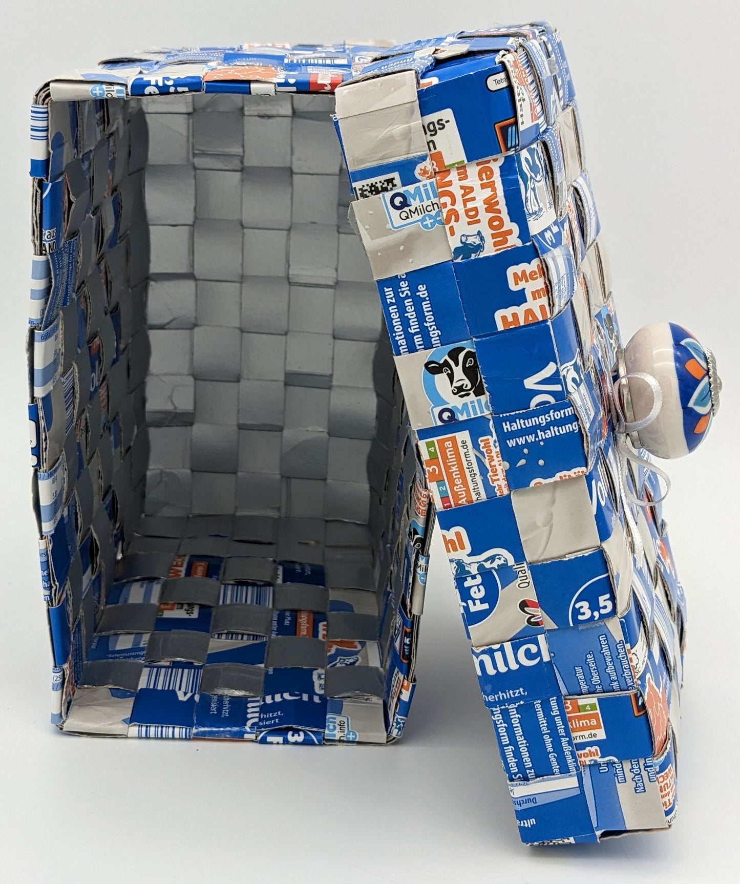 geflochtenes Utensilo aus recycelten Milchstreifen - praktisch & stilvoll
