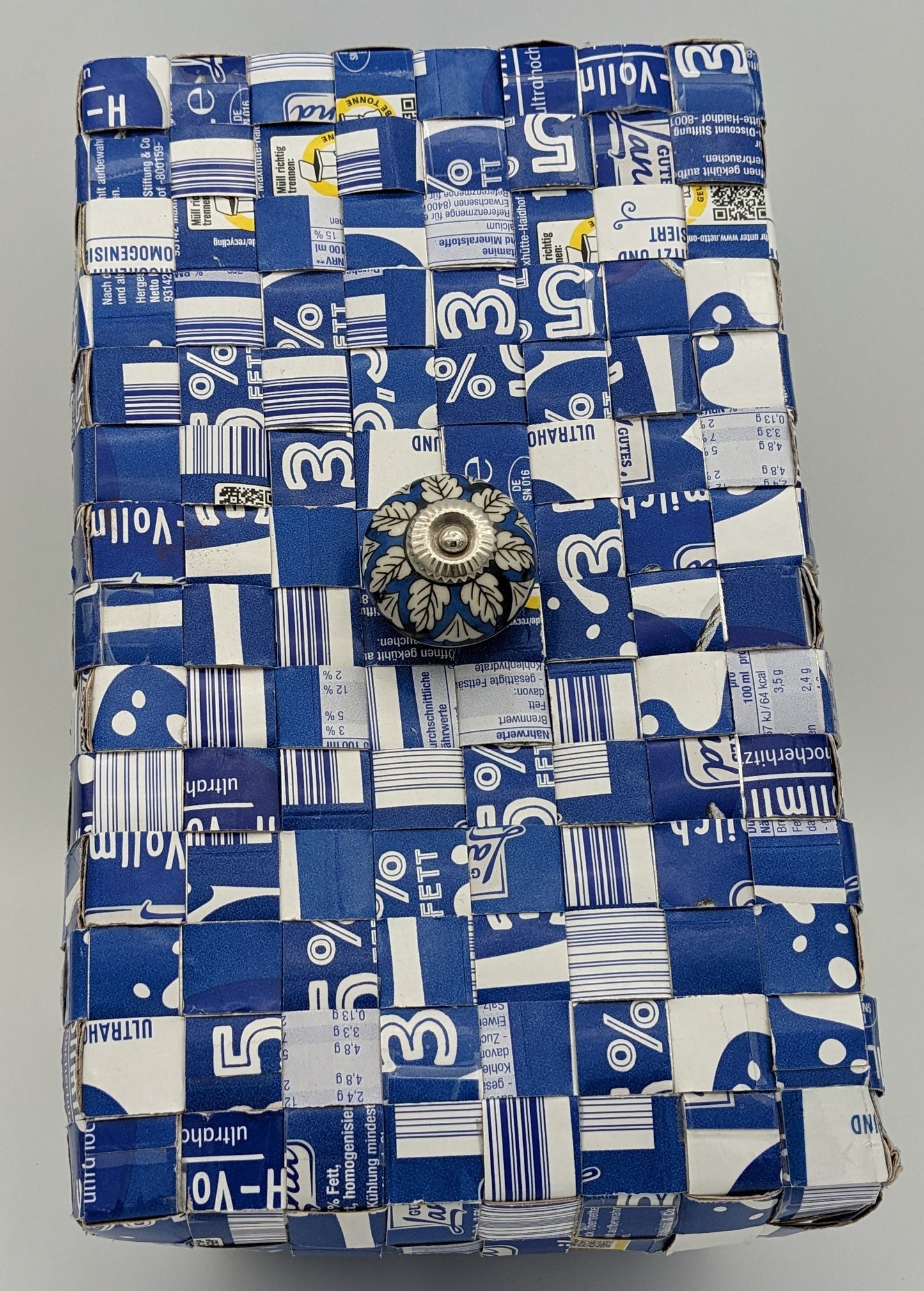 Upcycling-Utensilo aus Milchtüten mit Deckel und Keramikknauf