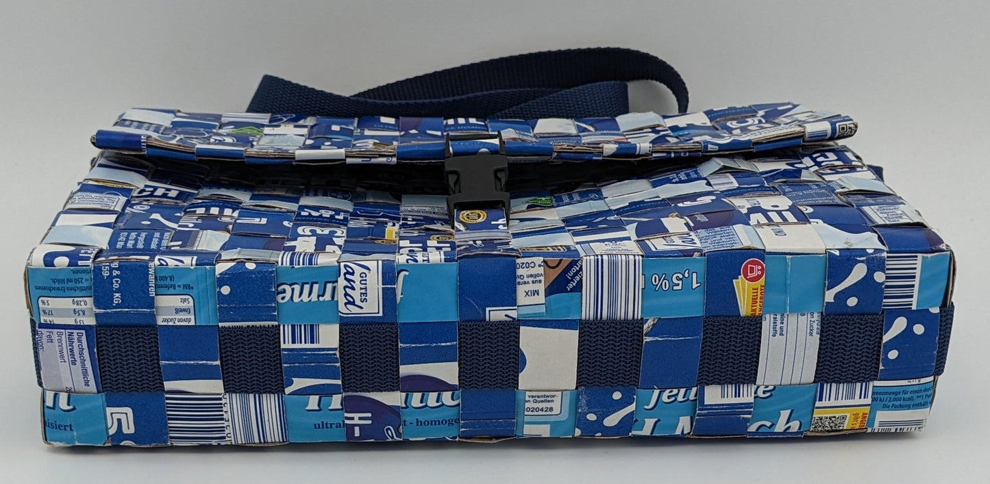 Umhängetasche aus 37 Milchtetrapacks -verstellbar und nachhaltig