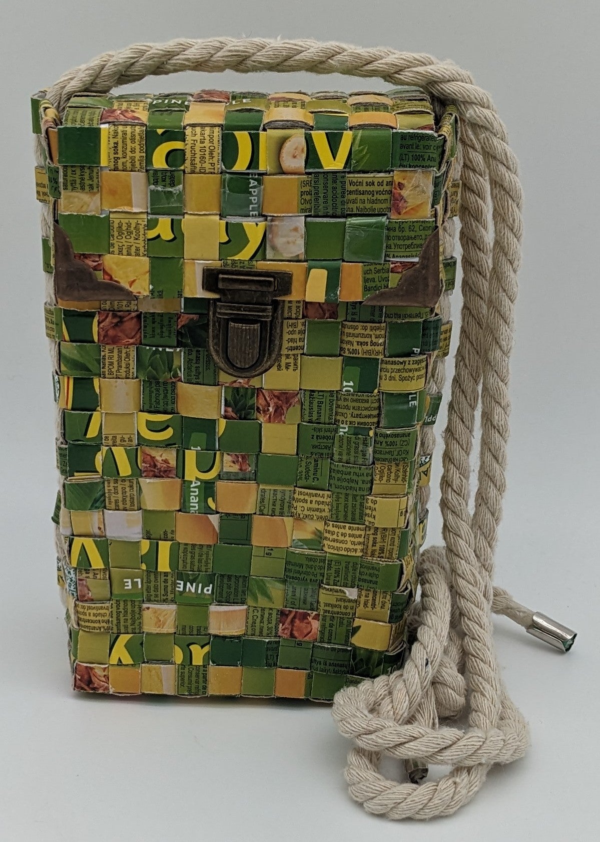 Kordel-Tasche aus Upcycled Safttüten: Praktisch und bunt