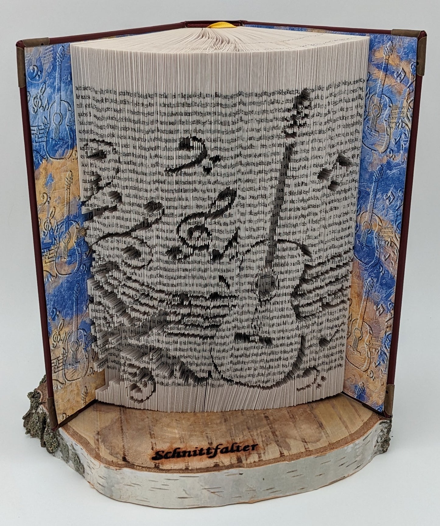 Gitarre als Buchskulptur