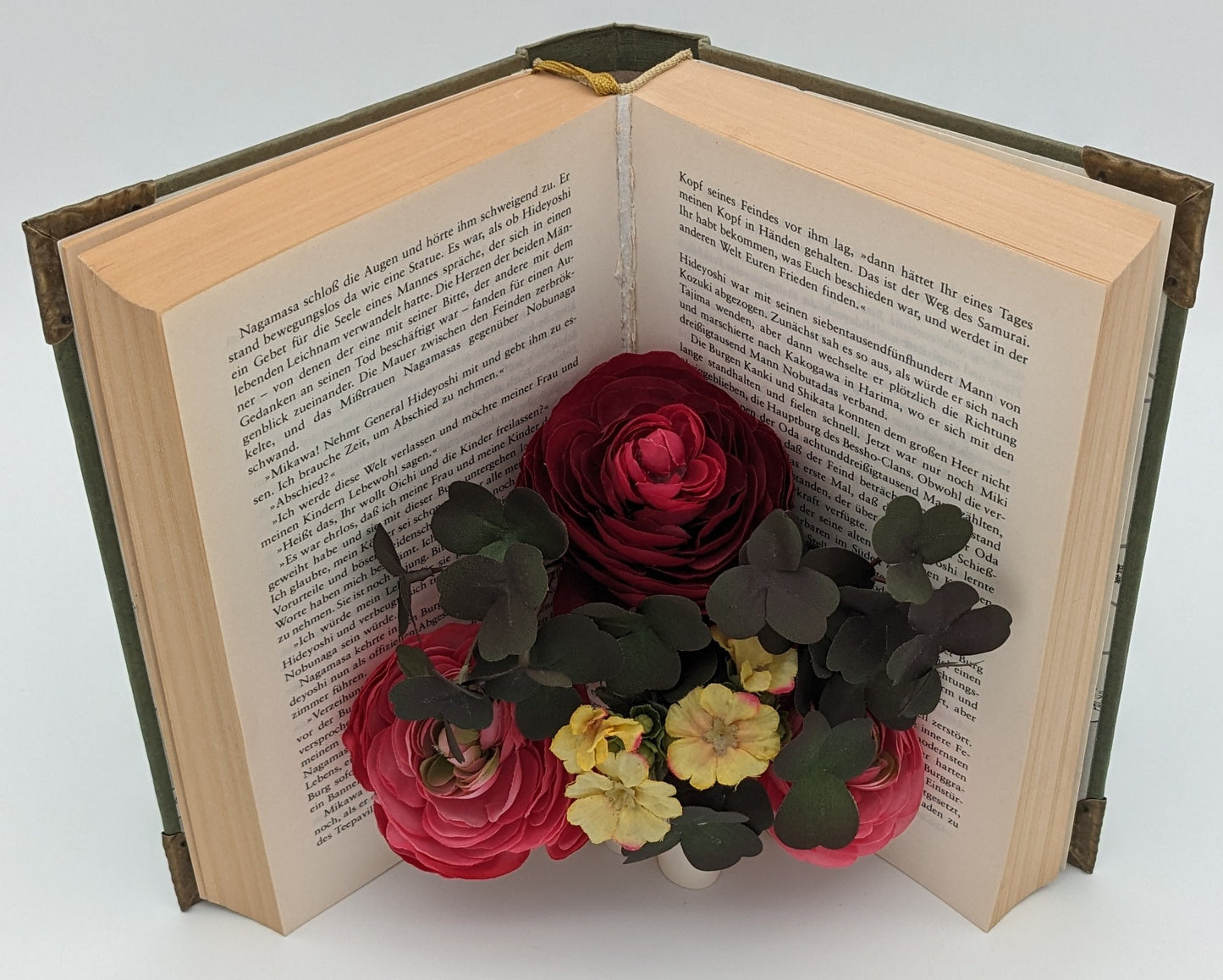 Upcycling-Buchkunst mit Ranunkelblumen – Ein gerettetes Buch als dekoratives Kunstwerk