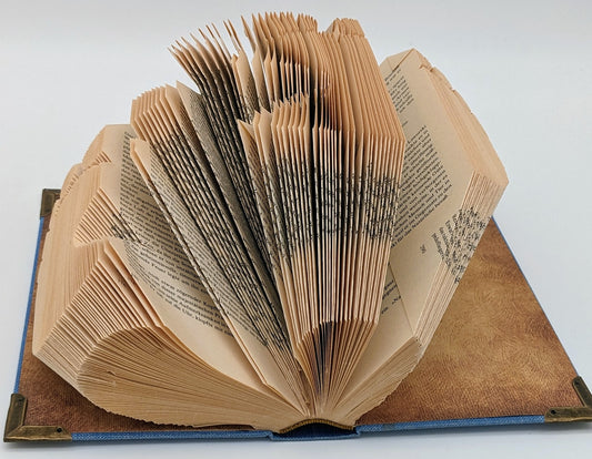 Buchfaltkunst Babyfüße liegend Unikat aus gerettetem Buch, nachhaltig upcycelt