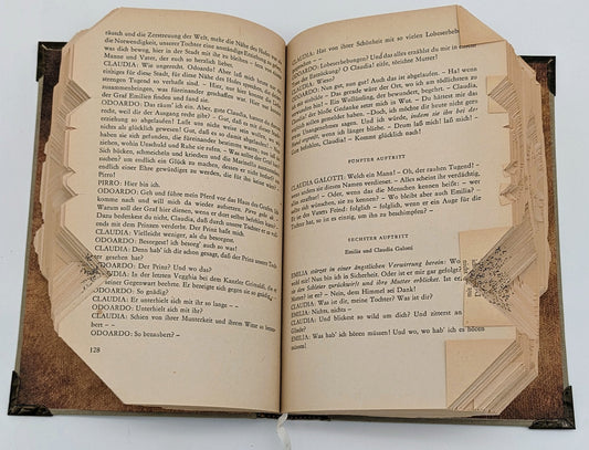 Buchfalteule mit geöffnetem Buch Detailansicht der Buchfaltkunst