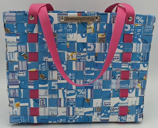 Frontansicht: Upcycling Einkaufstasche aus Milchtüten zeigt stylisches Design in hellblau mit rosafarbenen Gurtband