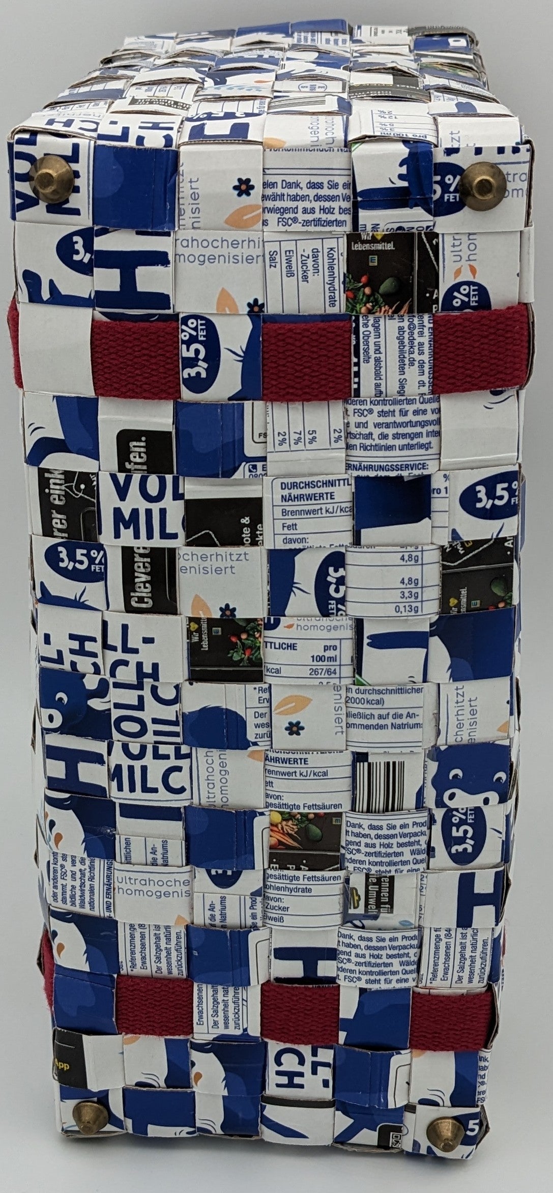 Upcycling-Einkaufstasche aus Tetrapack-Milchtüten-mit bordeaux-farbenem Gurtband