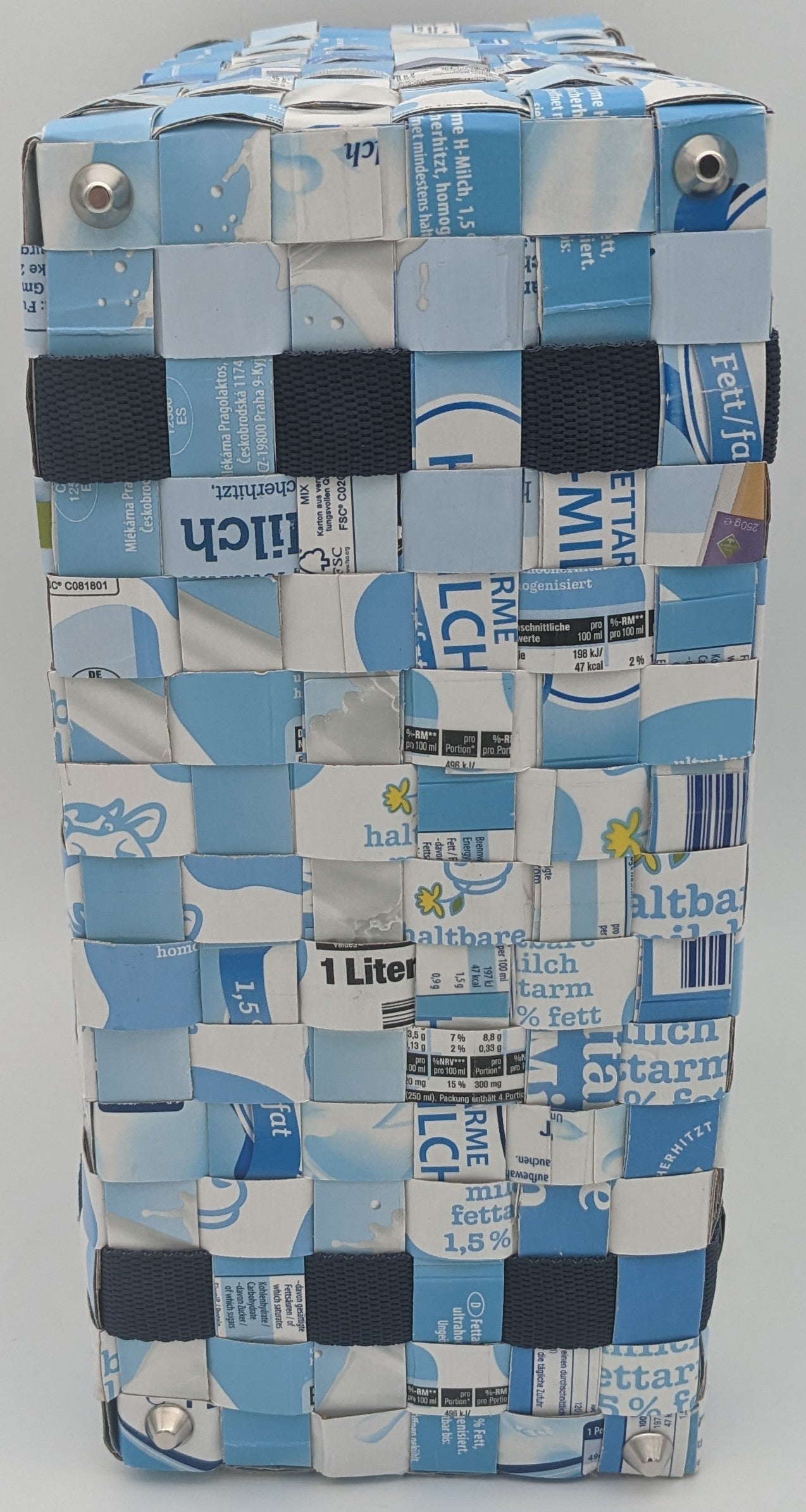 Upcycling-Einkaufstasche aus hellblauen Tetrapack-Milchtüten – stabil & nachhaltig