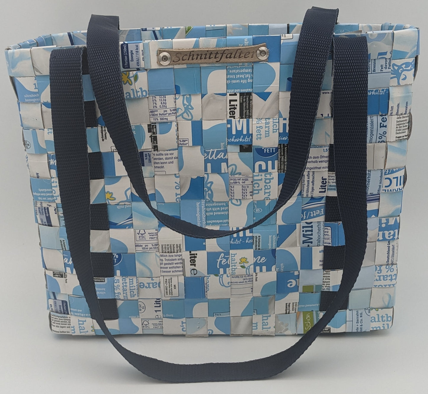 Upcycling-Einkaufstasche aus hellblauen Tetrapack-Milchtüten – stabil & nachhaltig