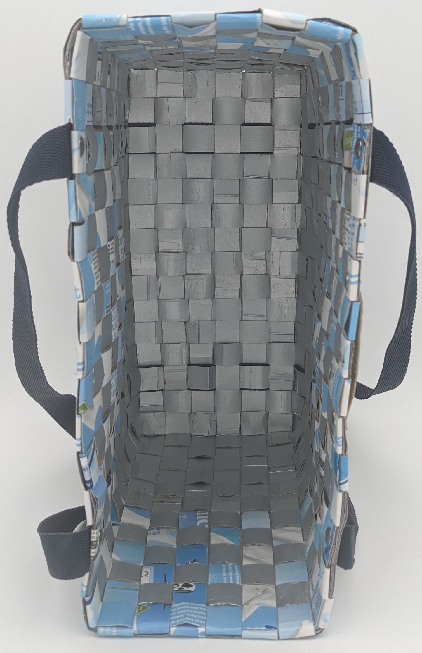 Upcycling-Einkaufstasche aus hellblauen Tetrapack-Milchtüten – stabil & nachhaltig