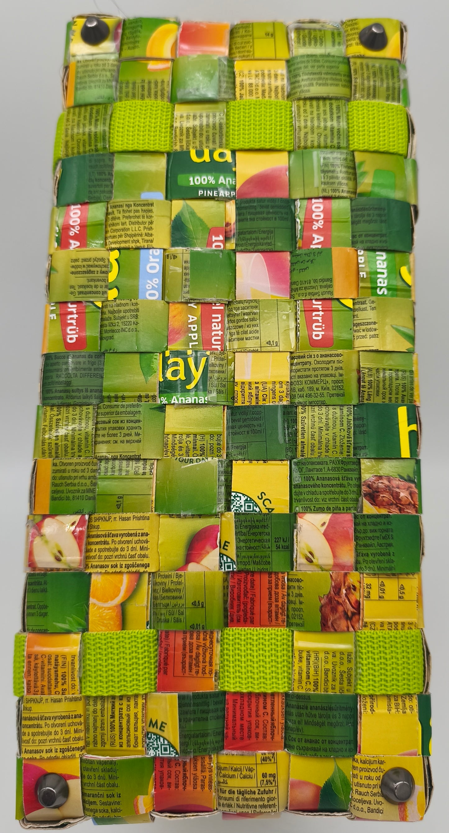Bodenansicht der Upcycling-Einkaufstasche Grün-Gelb aus Safttüten mit neongrünem Gurtband