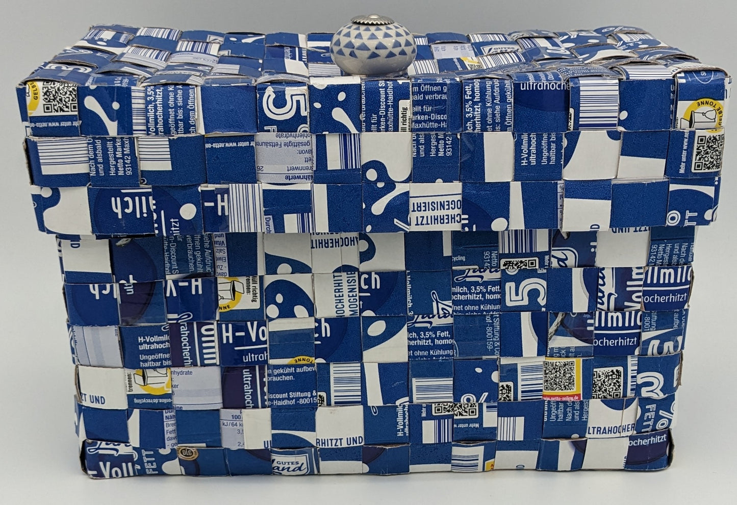 Utensilo mit Deckel aus Tetrapack Milchtüten, blau, geschlossen Upcycling Organizer von Schnittfalter
