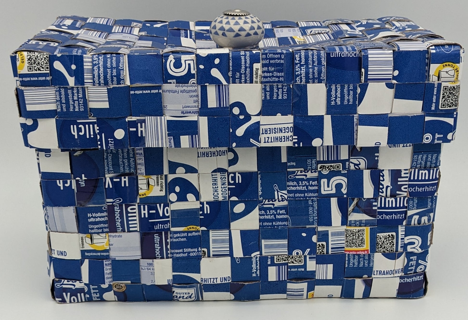 Utensilo mit Deckel aus Tetrapack Milchtüten, blau, geschlossen Upcycling Organizer von Schnittfalter