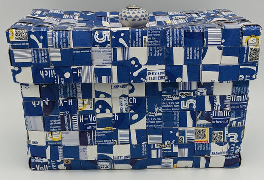 Utensilo mit Deckel aus Tetrapack Milchtüten, blau, geschlossen Upcycling Organizer von Schnittfalter