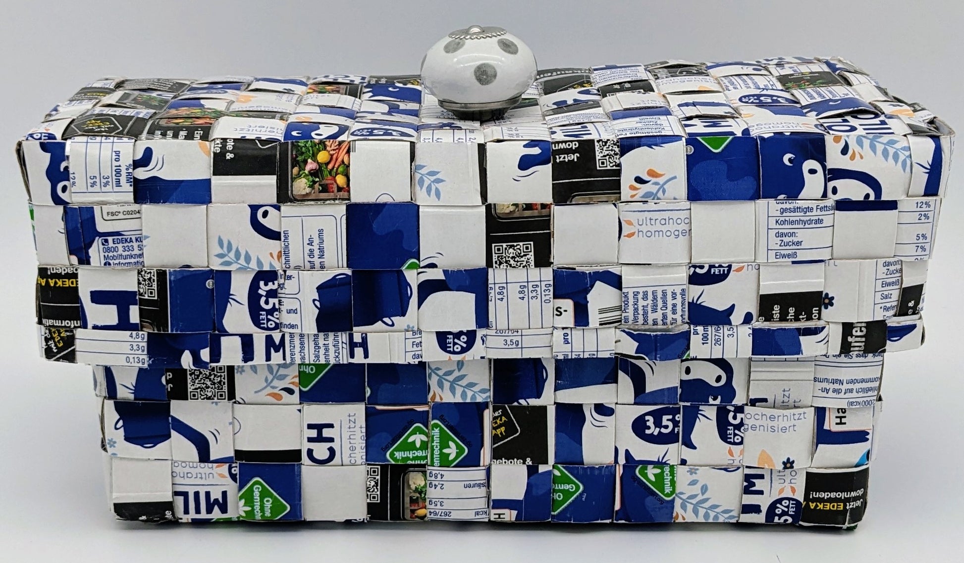 geschlossenes Utensilo blau, geschlossen, mit Keramikknauf aus Milch-Tetrapacks, handgefertigt von Schnittfalter