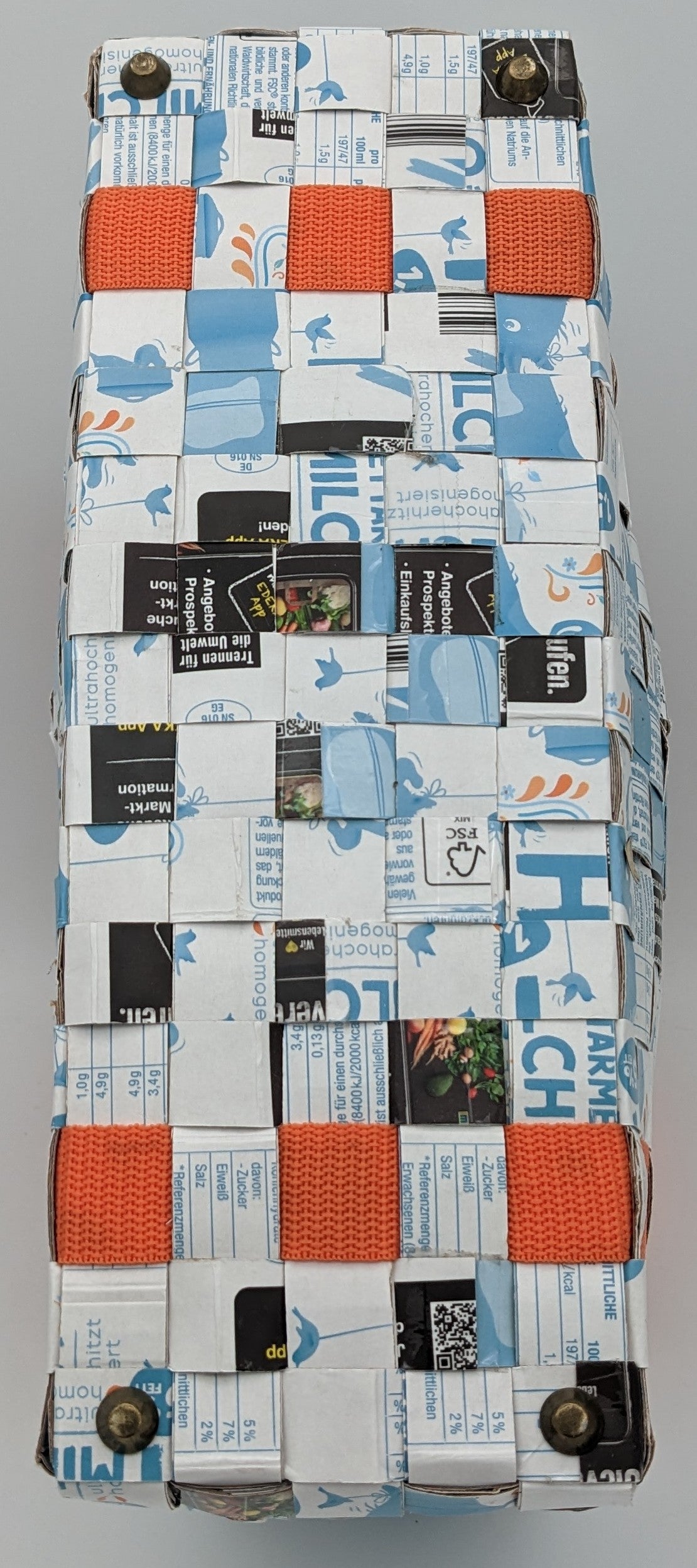 Upcycling-Einkaufstasche aus Tetrapacks – Hellblau mit orangefarbenem Gurtband