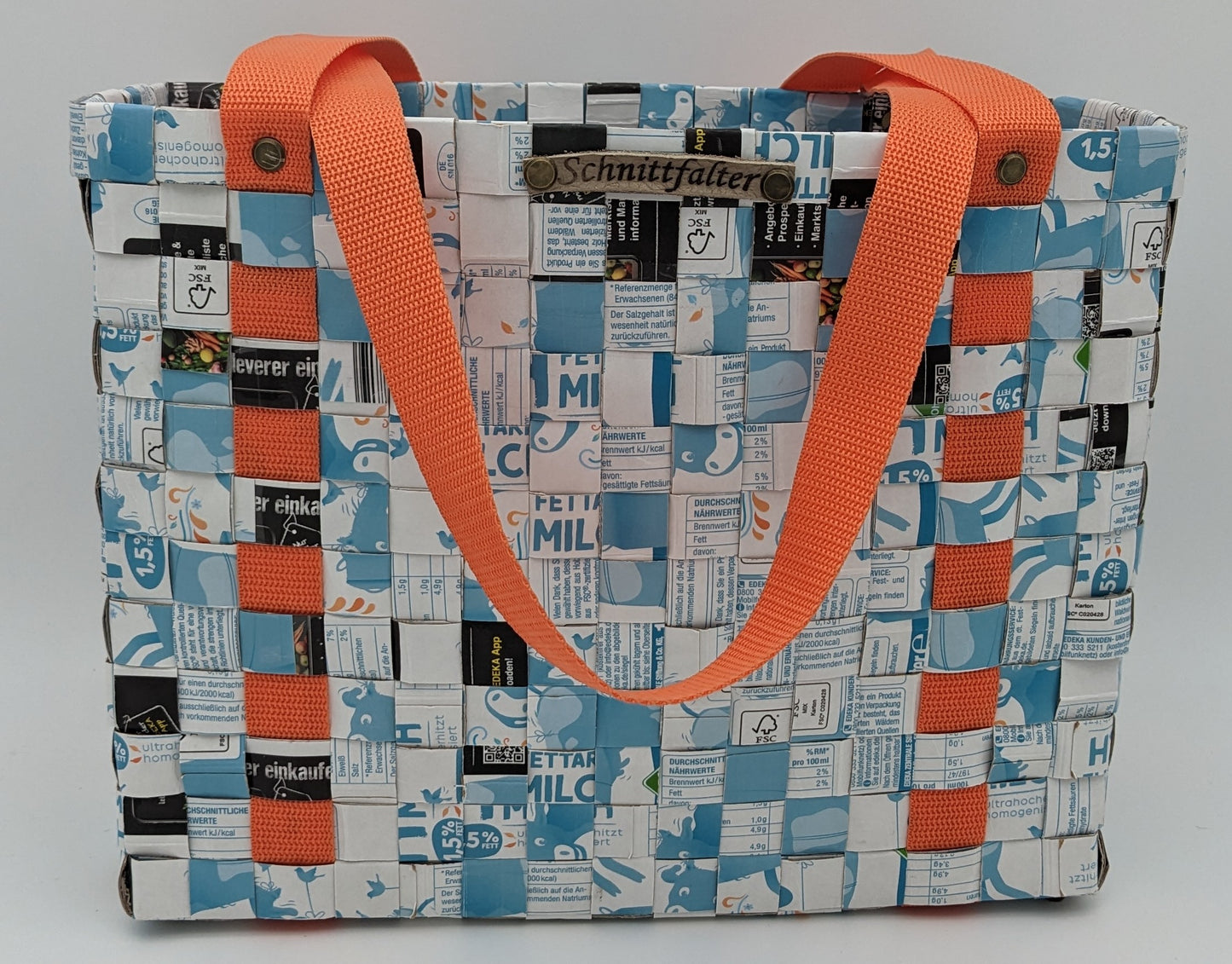 Upcycling-Einkaufstasche aus Tetrapacks – Hellblau mit orangefarbenem Gurtband