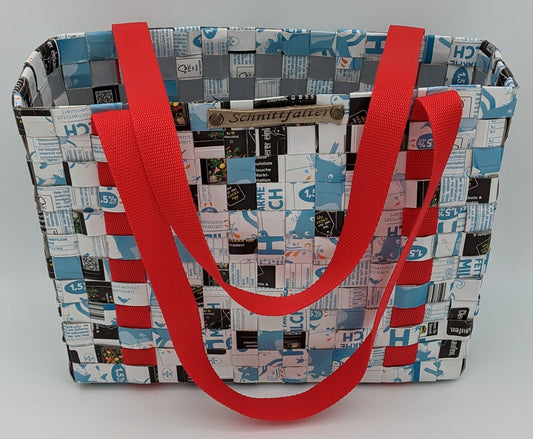 Detailansicht der geflochtenen Tetrapack,  Struktur mit rotem umlaufendem Gurtband handgefertigte Einkaufstasche