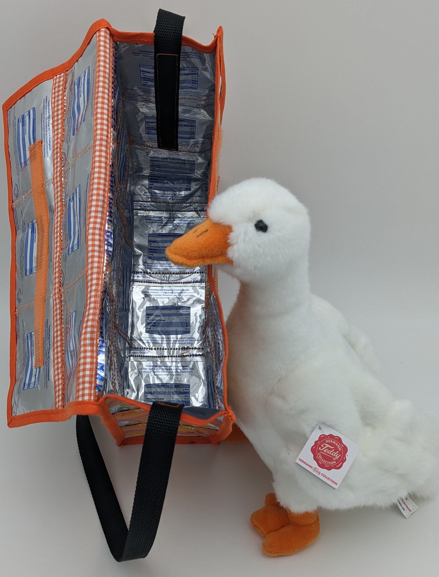 Upcycling-Kühltasche mit Klettverschluss-begleitet von Agathe, dem Arendsee-Maskottchen