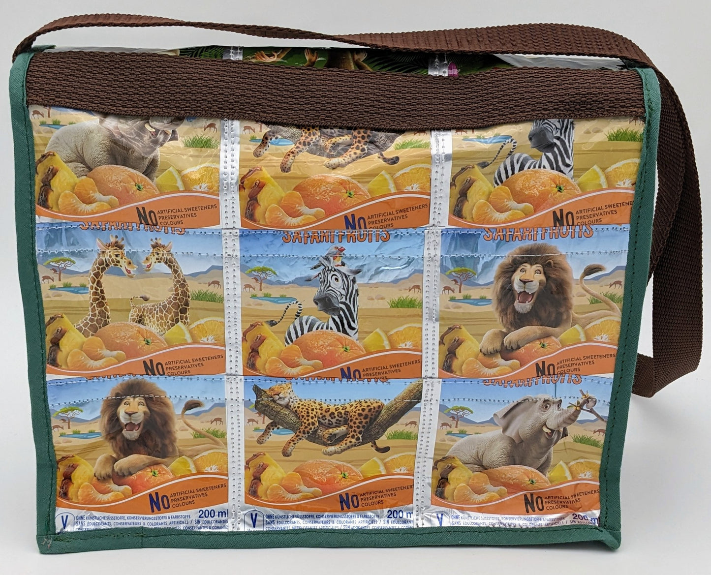 Kinder-Umhängetasche mit Safari-Motiven, Rückansicht  upgecycelt und nachhaltig