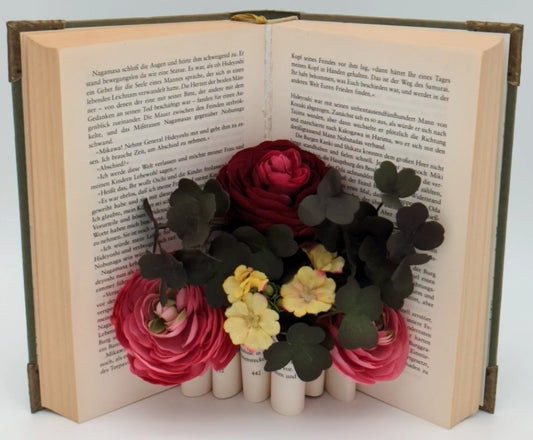 Upcycling-Buchkunst mit Ranunkelblumen – Ein gerettetes Buch als dekoratives Kunstwerk