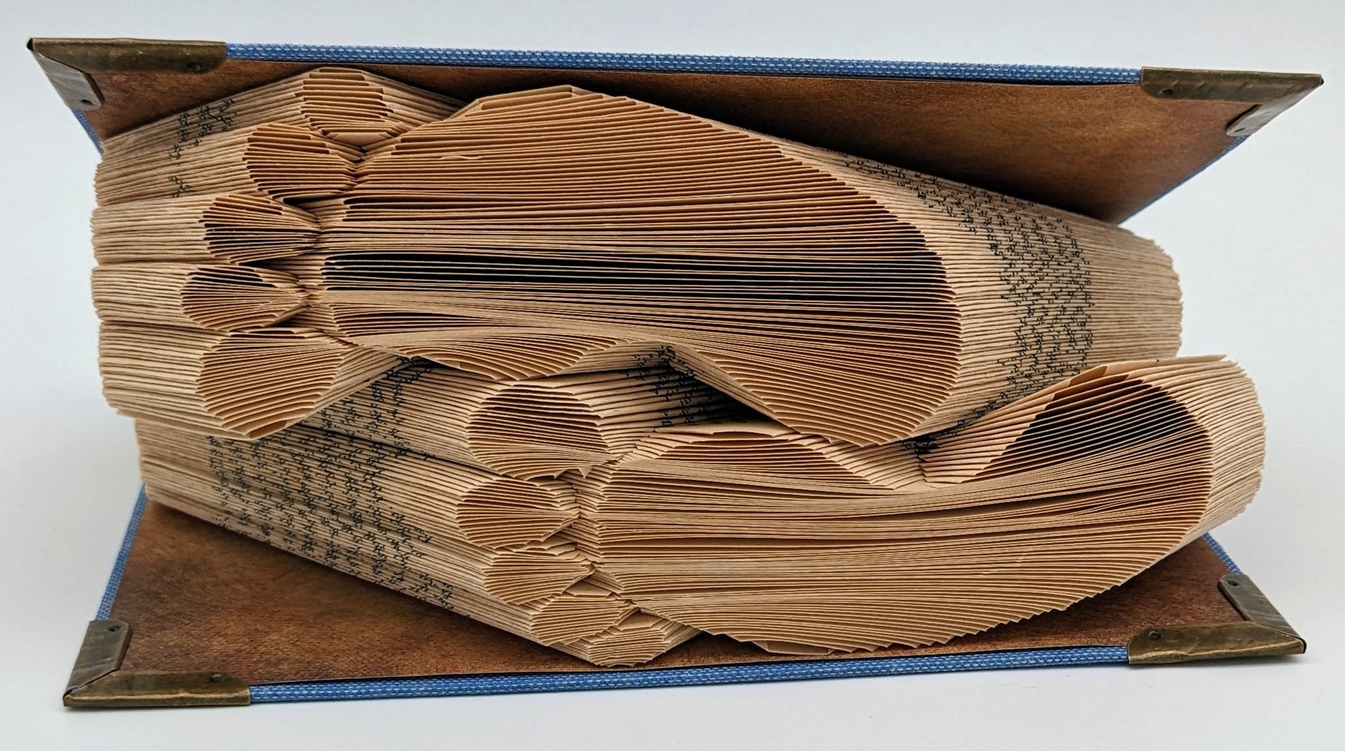 Buchfaltkunst Babyfüße flach liegend  nachhaltiges Kunstobjekt von Schnittfalter