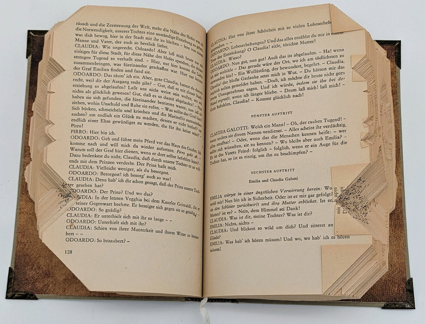 Buchfalteule mit geöffnetem Buch Detailansicht der Buchfaltkunst