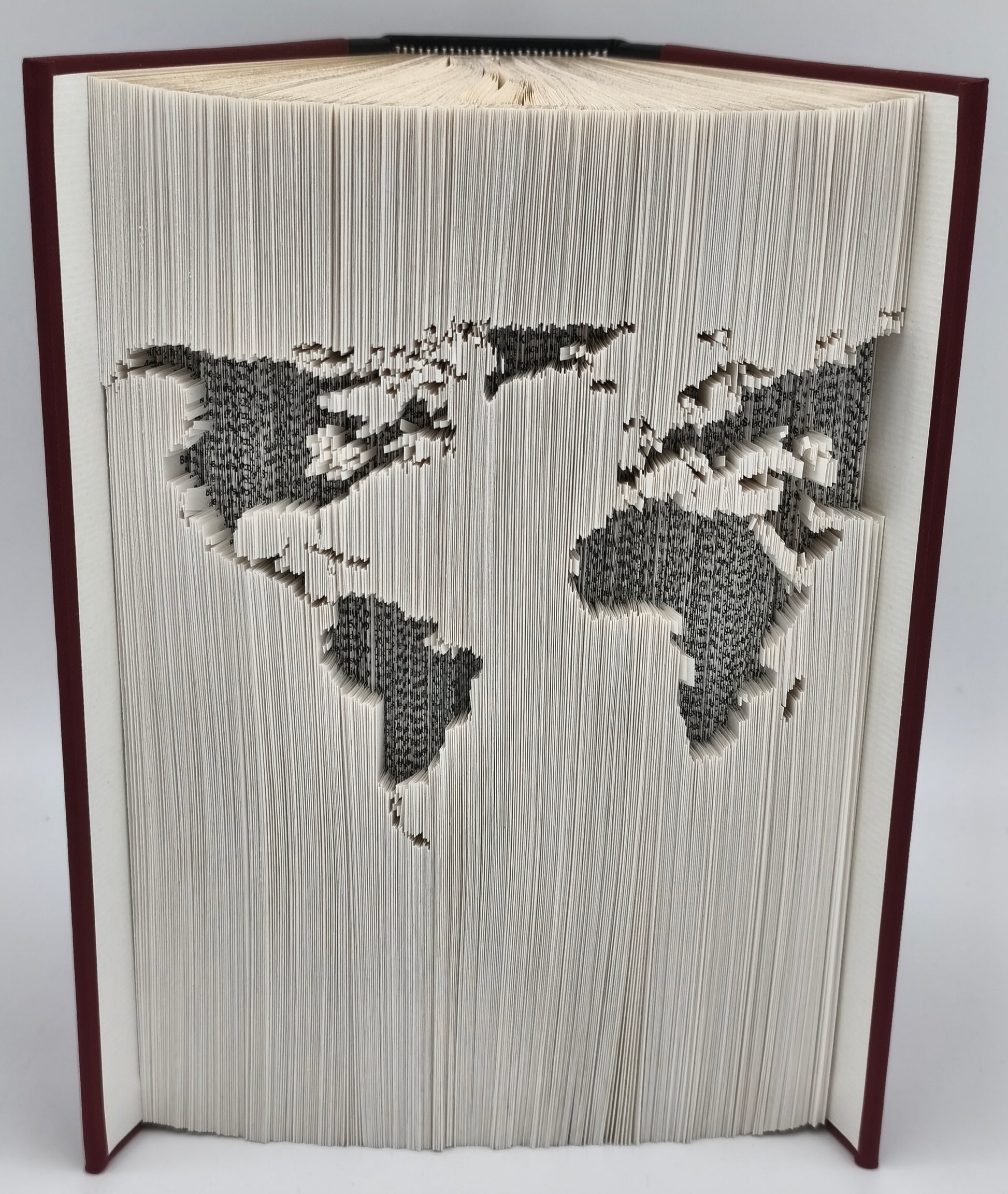 Frontansicht: Gefaltetes Buch mit Weltkarte-Motiv aus Buchfaltkunst