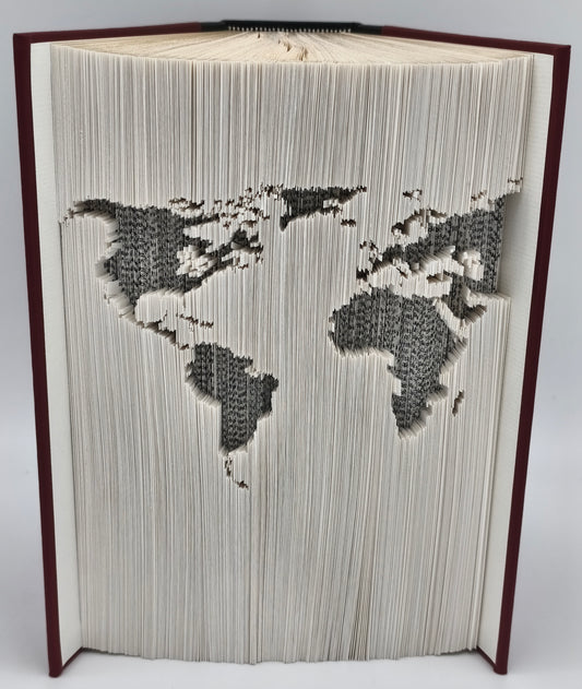 Frontansicht: Gefaltetes Buch mit Weltkarte-Motiv aus Buchfaltkunst