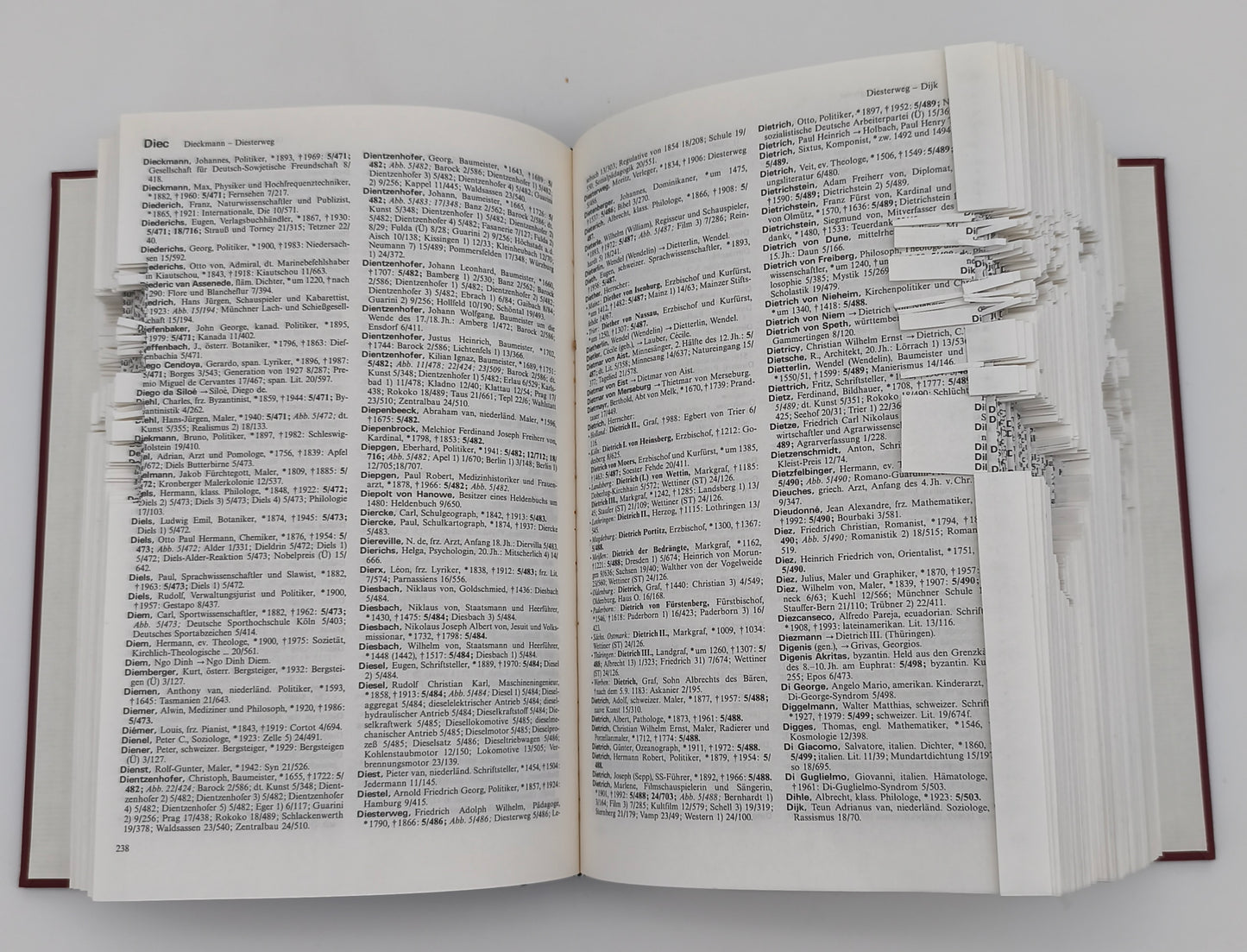 Aufgeschlagenes gefaltetes Buch mit Weltkarte, Detailansicht der gefalteten Seiten