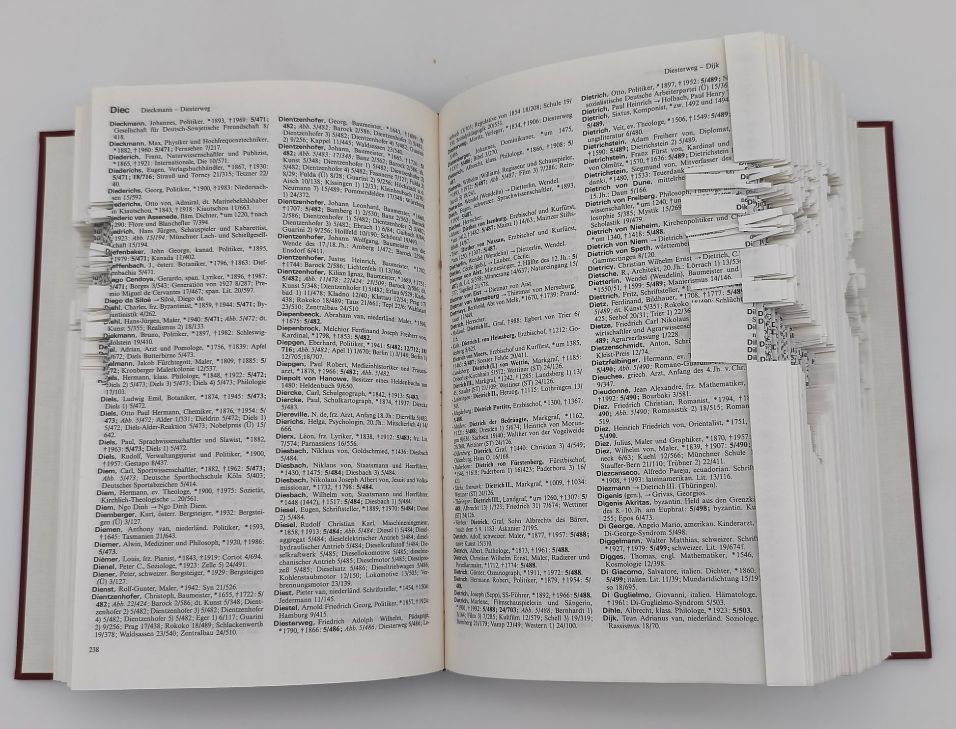 Aufgeschlagenes gefaltetes Buch mit Weltkarte, Detailansicht der gefalteten Seiten