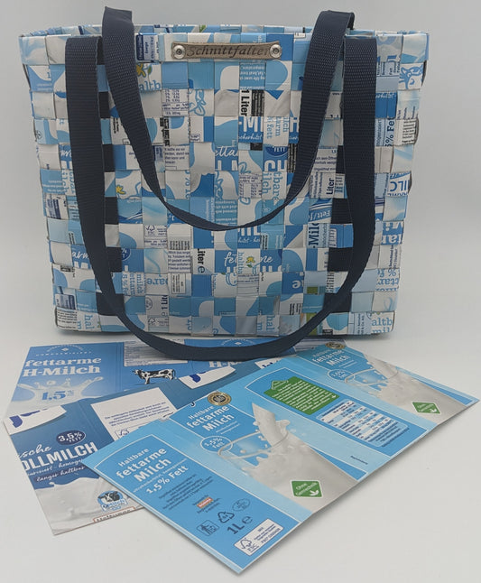 Upcycling-Einkaufstasche aus hellblauen Tetrapack-Milchtüten – stabil & nachhaltig