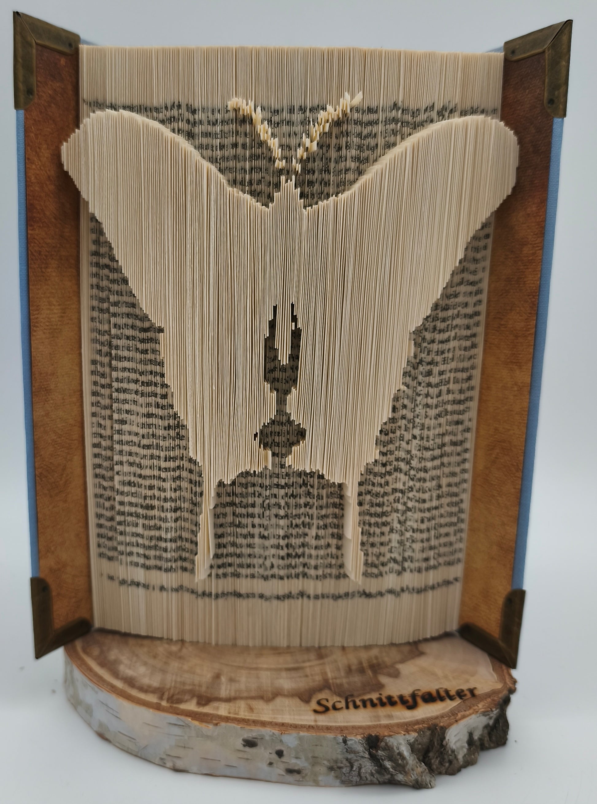 Buchfaltkunst Schmetterling auf Birkenscheibe, Gesamtansicht, handgefertigt