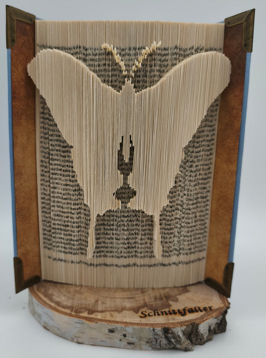 Buchfaltkunst Schmetterling auf Birkenscheibe, Gesamtansicht, handgefertigt