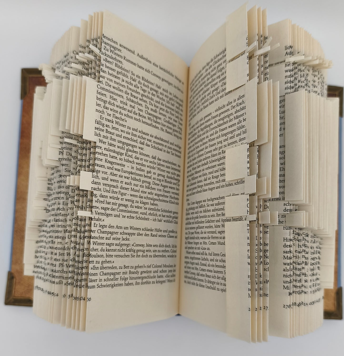 Detailaufnahme: gefaltete Buchseiten als Schmetterling, Upcycling-Buchkunst