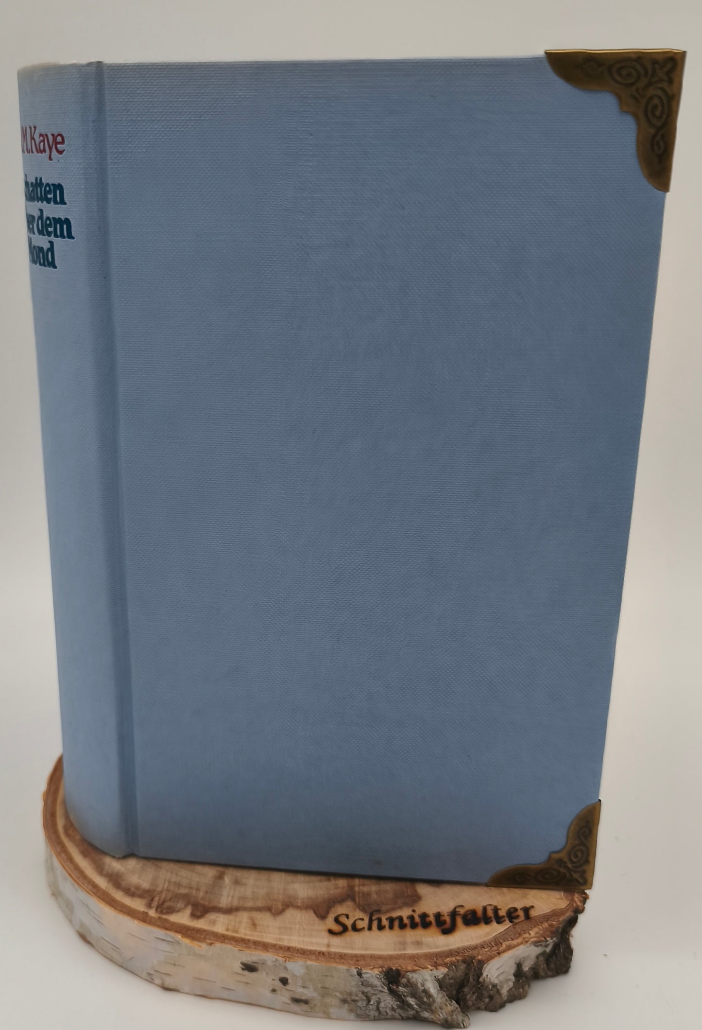 Birkenscheibe / Sockel	Naturbelassene Birkenscheibe als Sockel für Buchfaltkunst, Nahaufnahme