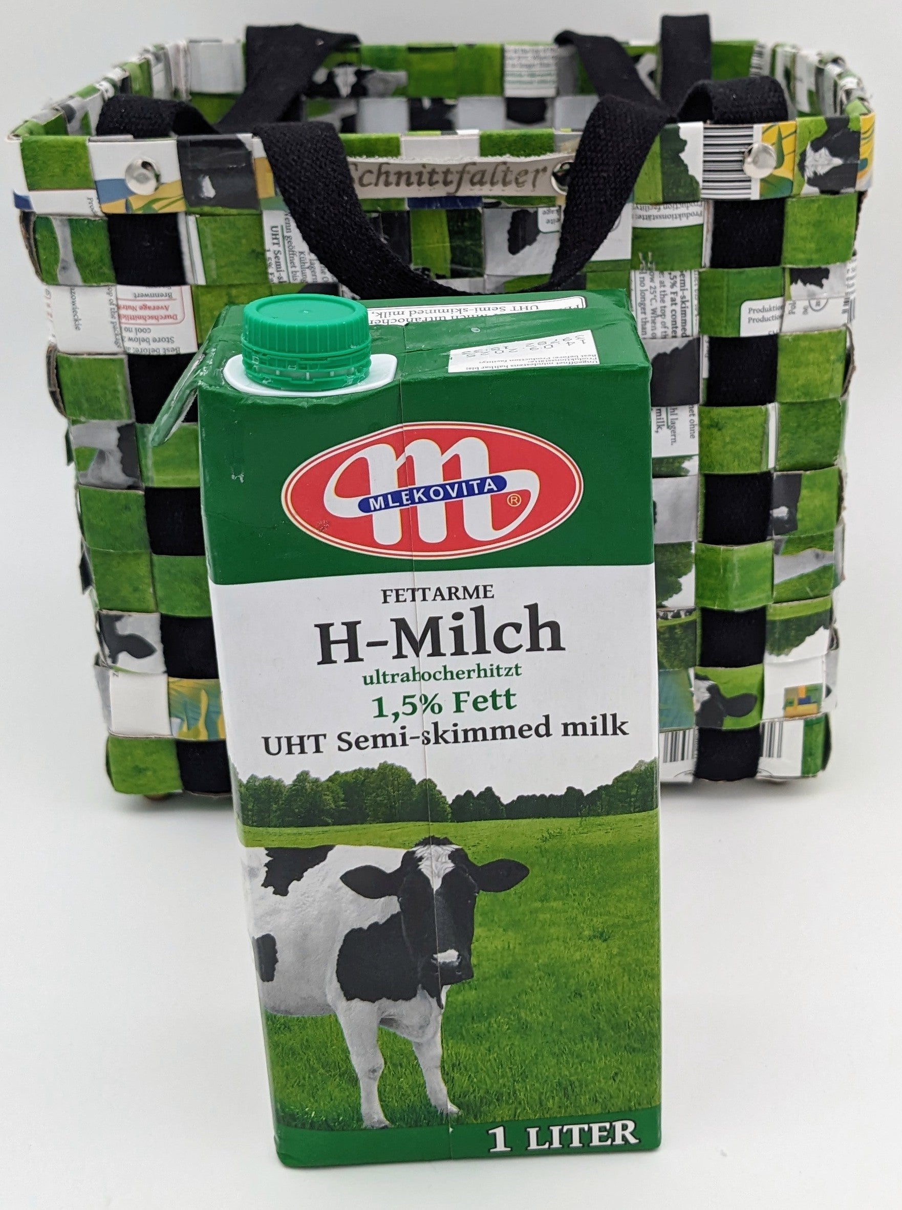 Frontansicht mit schwarzem Gurtband und Tetrapack H-Milch-Verpackung