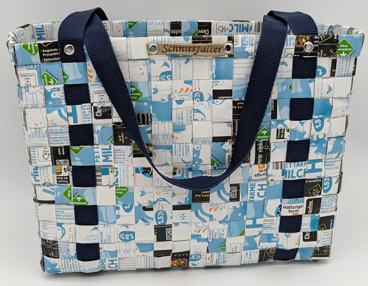 Upcycling-Shopper handgefertigt aus 164 Streifen - hellblau-weiß