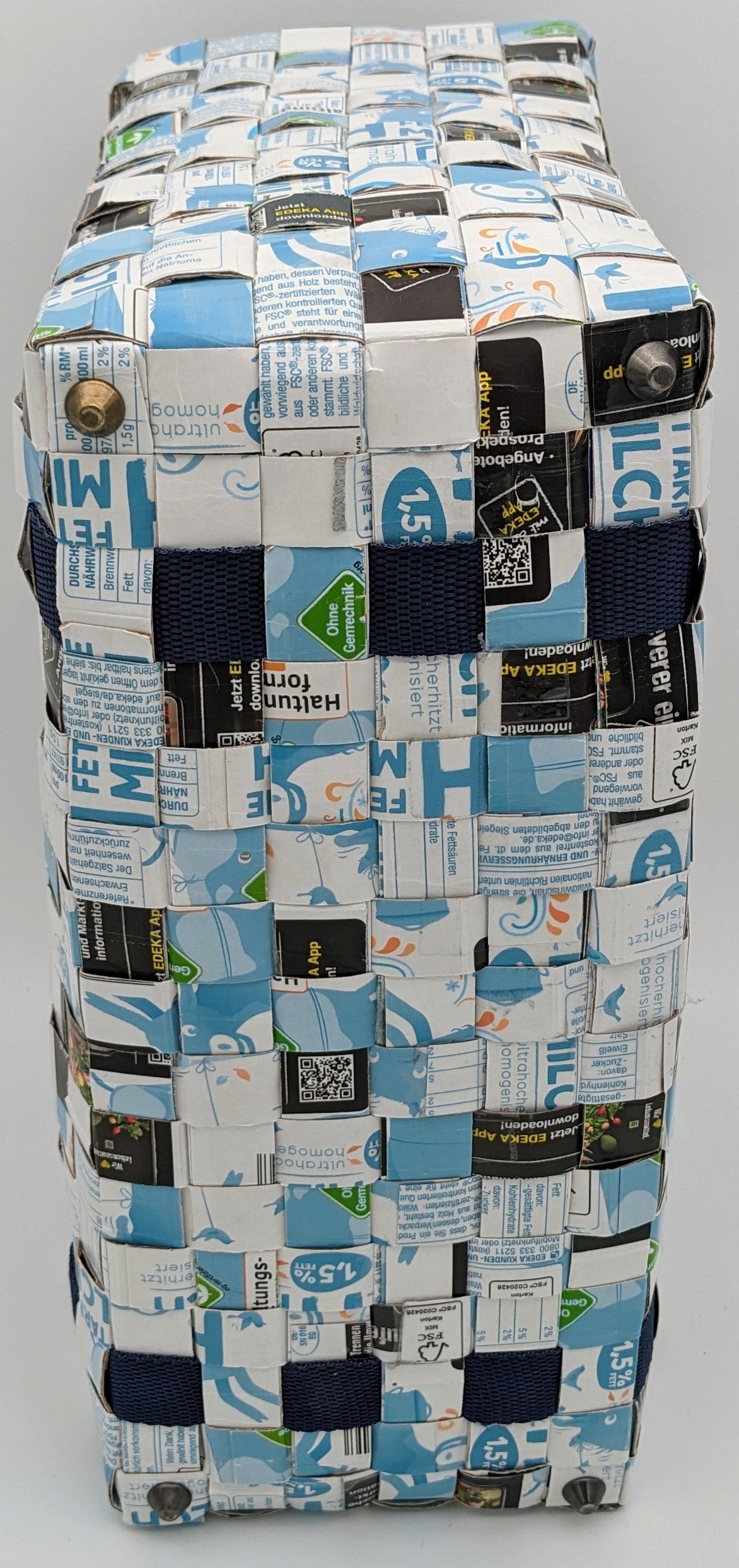 Upcycling-Shopper handgefertigt aus 164 Streifen - hellblau-weiß