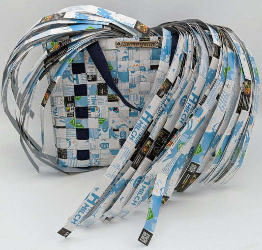 Upcycling-Shopper handgefertigt aus 164 Streifen - hellblau-weiß