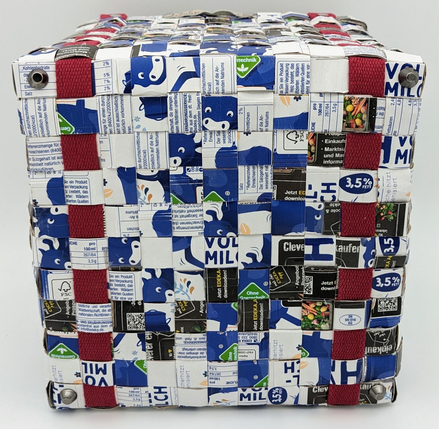 Upcycling-Tasche Bodenansicht – robuster Boden mit Standfüßen aus recycelten Materialien
