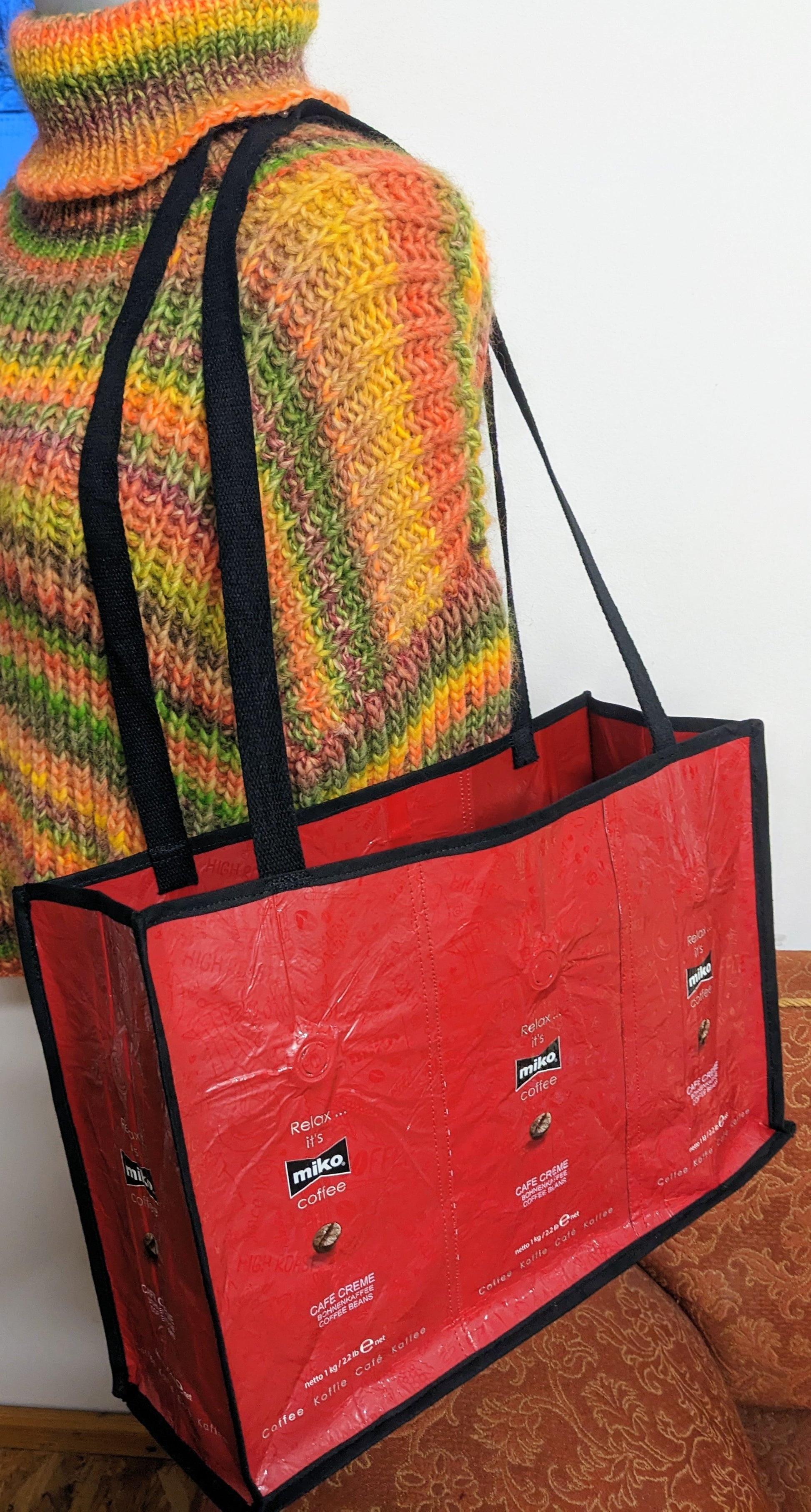 Nahaufnahme Miko Kaffee Logo auf Upcycling-Tasche, Unikat aus Kaffeeverpackung