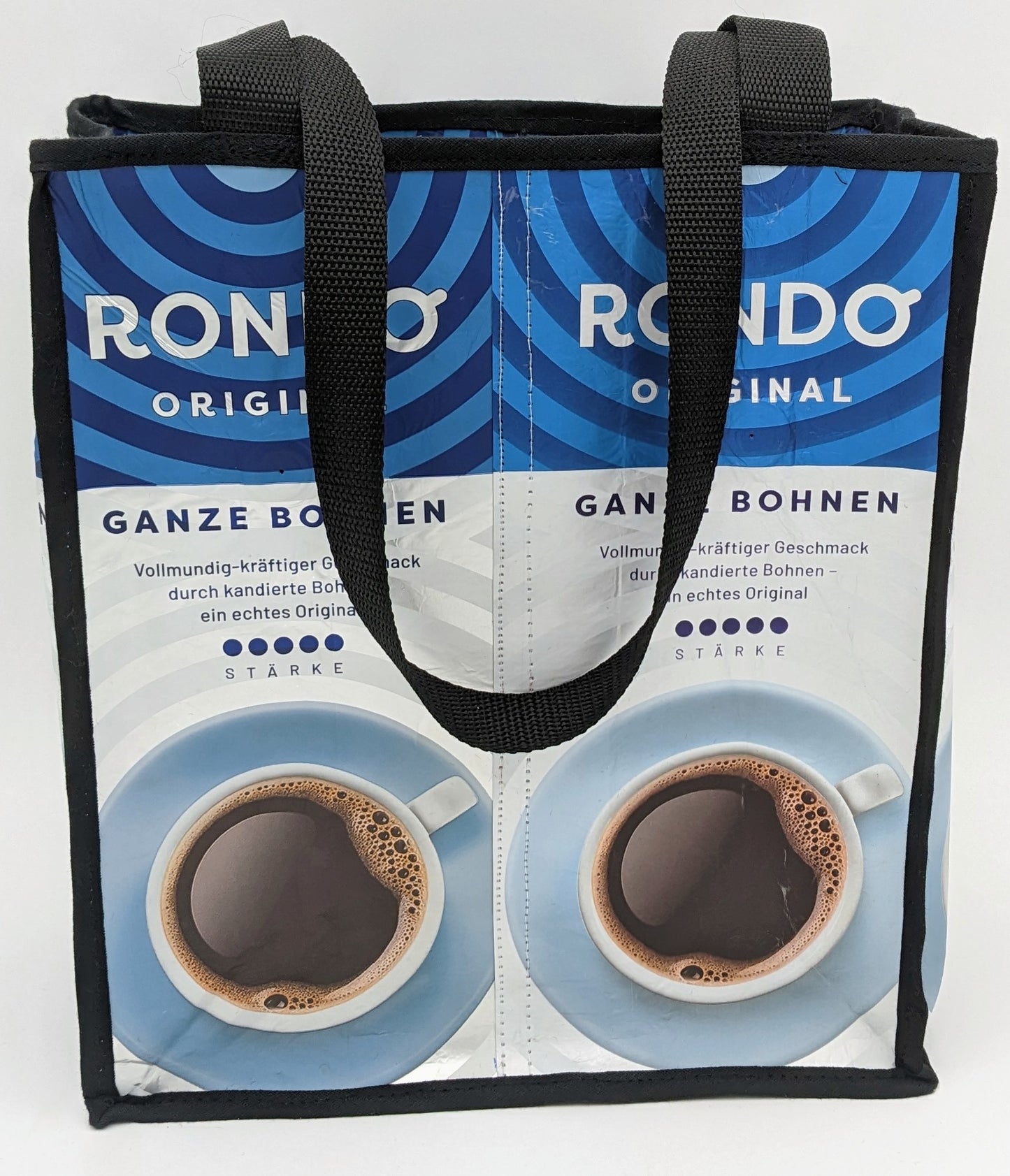 Rondo Einkaufstasche aus upgecycelten Getränke-verpackungen, stehend von vorne fotografiert