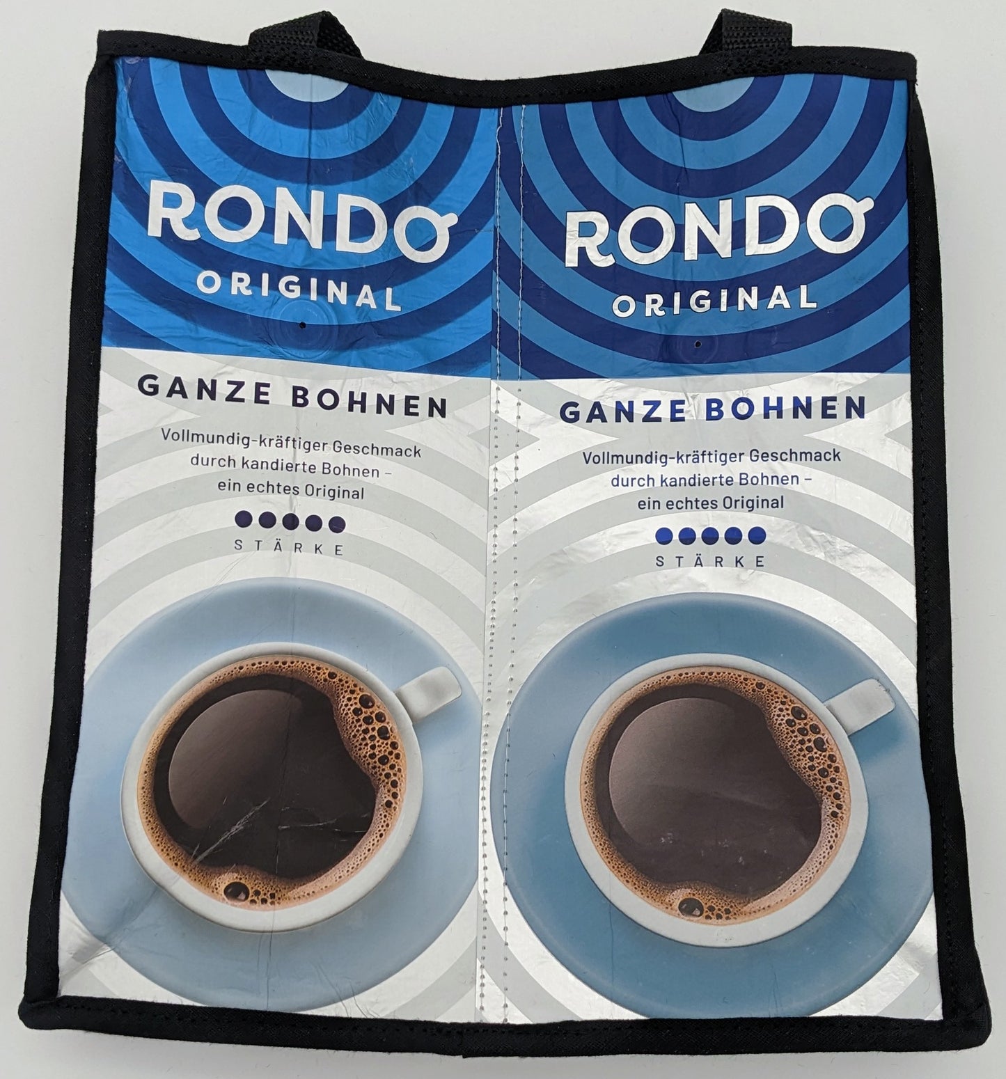 Handgefertigte Rondo Einkaufstasche Frontansicht mit buntem Design aus Kaffeeverpackungen, faltbar