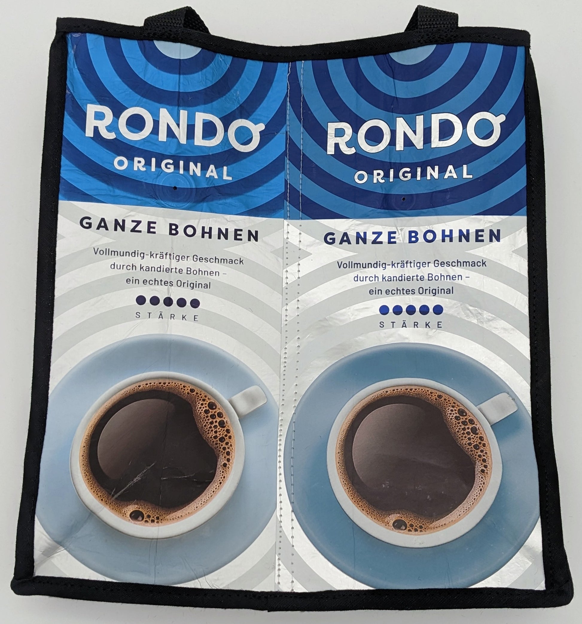 Handgefertigte Rondo Einkaufstasche Frontansicht mit buntem Design aus Kaffeeverpackungen, faltbar