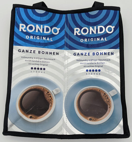 Handgefertigte Rondo Einkaufstasche Frontansicht mit buntem Design aus Kaffeeverpackungen, faltbar