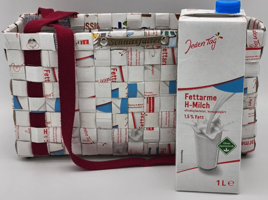 Upcycling Einkaufstasche aus Milch-Tetrapack mit bordeauxrotem Gurtband, Seitenansicht mit Größenvergleich zur 1-Liter-Milchpackung, Schnittfalter-Label sichtbar
