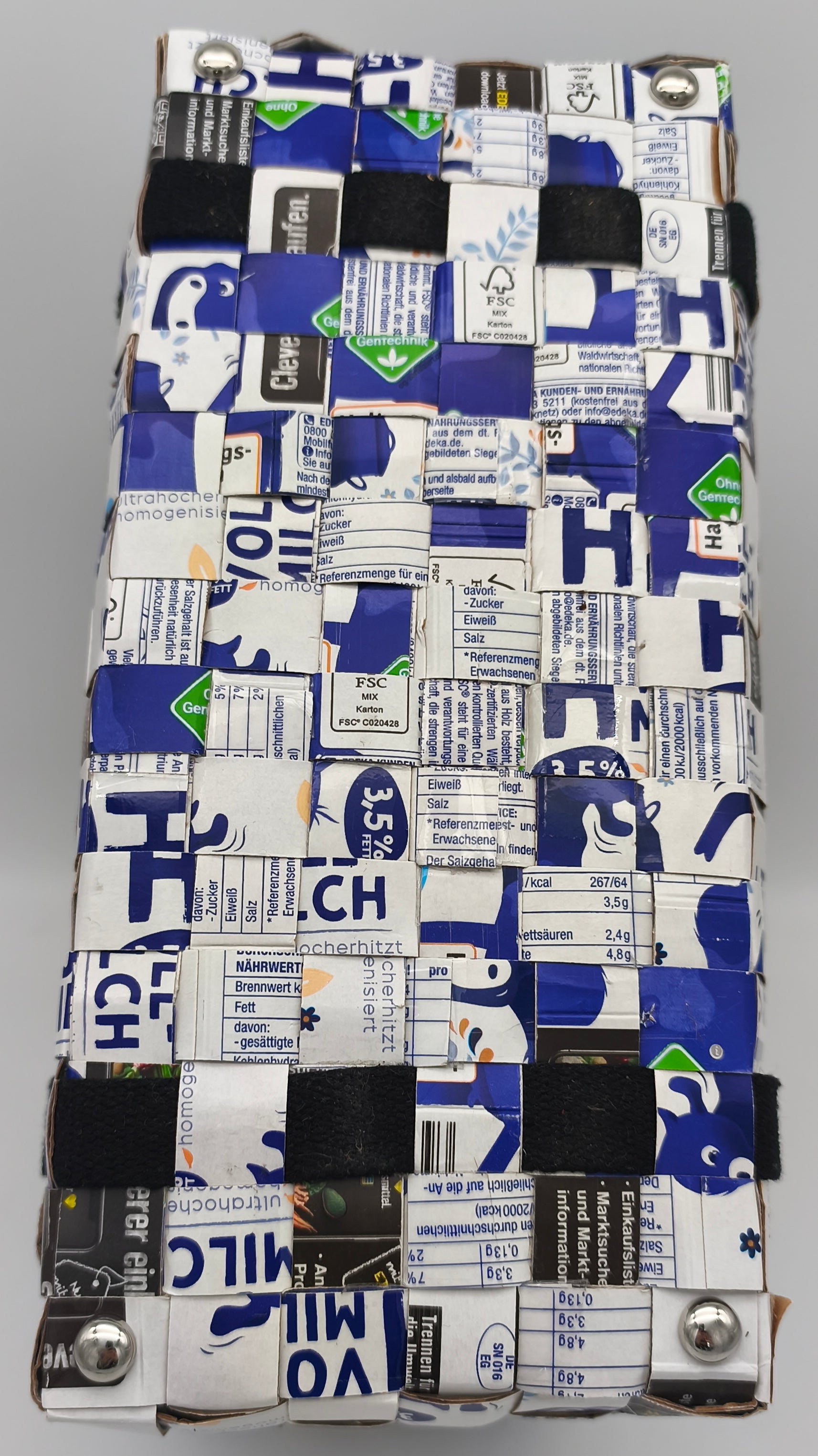  Bodenansicht der Upcycling-Einkaufstasche Blau-Weiß mit silberfarbenen Taschenfüßen für trockenen Stand
