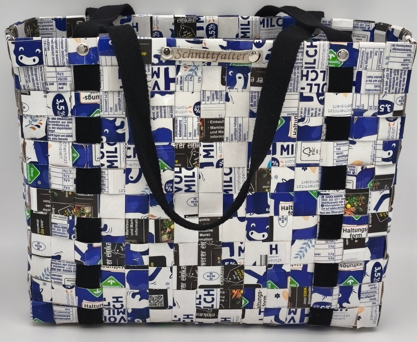  Upcycling Einkaufstasche Blau-Weiß aus Milch-Tetrapack, Frontansicht mit schwarzem Gurtband und Schnittfalter-Label