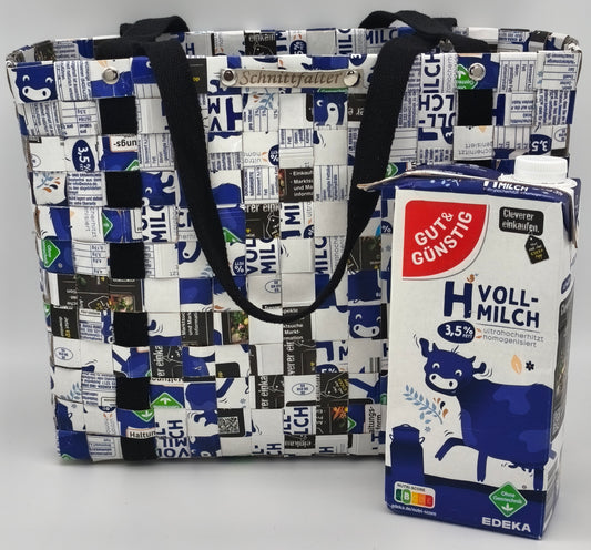 Upcycling Einkaufstasche Blau-Weiß aus Milch-Tetrapack mit schwarzem Gurtband, Größenvergleich zur 1-Liter-Milchpackung, Schnittfalter-Label sichtbar