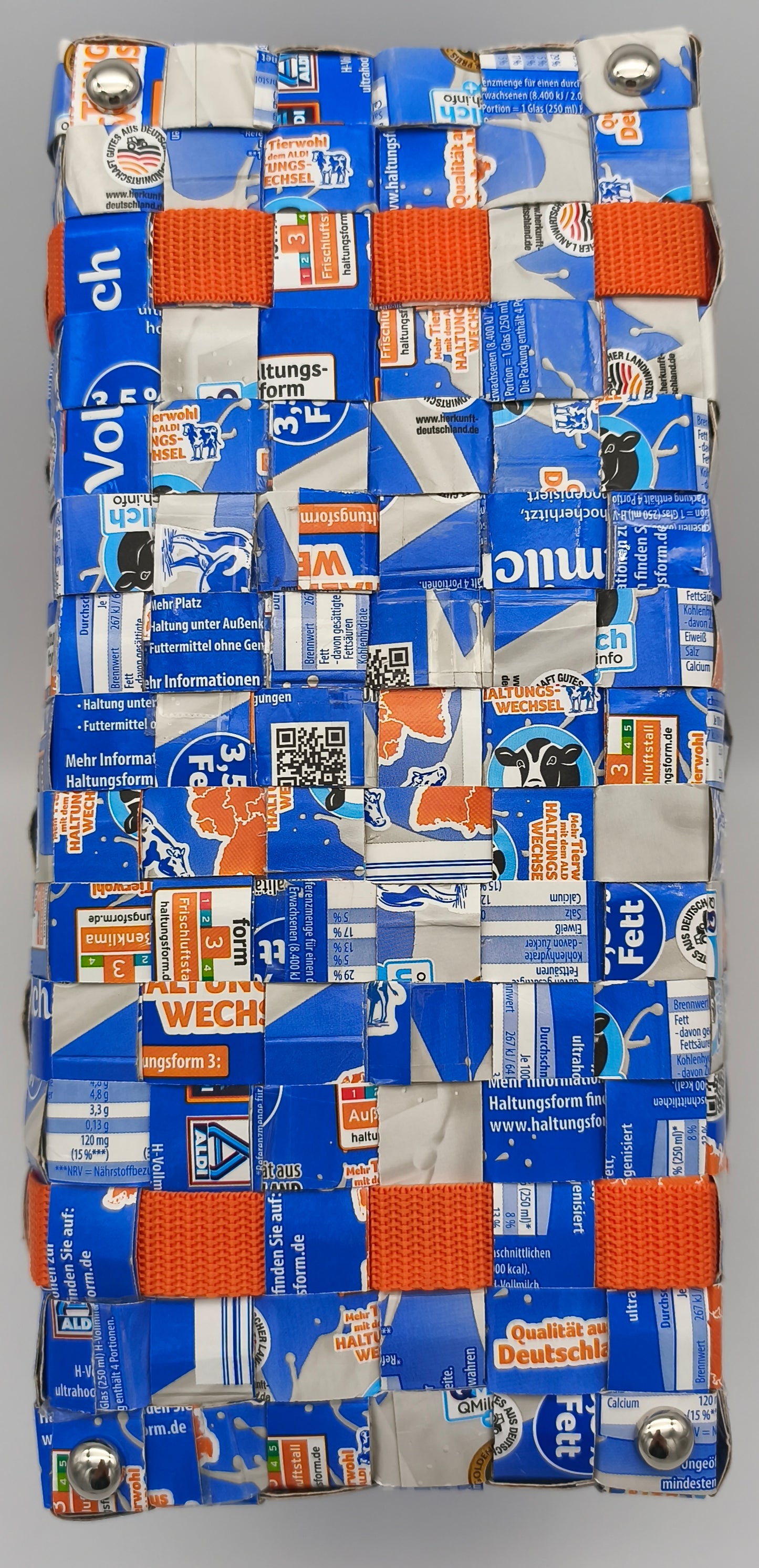 Bodenansicht der Upcycling-Einkaufstasche Blau-orange mit Taschenfüße
